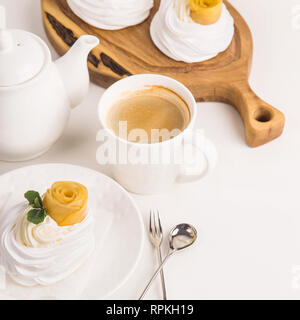 Luce festosa pavlova dolce fatto da meringa, limone kurt e panna montata Foto Stock