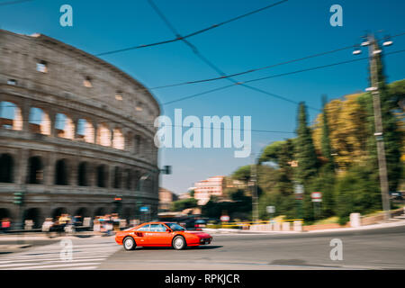 Roma, Italia - 21 Ottobre 2018: Rosso Ferrari Coupe Mondial in movimento veloce vicino al Colosseo. Foto Stock