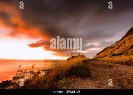 Scena pomeridiana che si avvicina all'ora d'oro del tramonto da Kaena Point a Makaha sull'isola di Oahu, Hawaii. Foto Stock