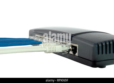 Internet hub con cavi RJ45. Isolato su sfondo bianco. Foto Stock