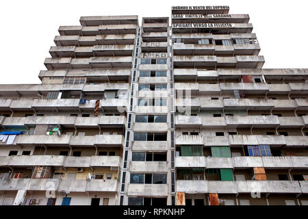 Uno dei blocchi di appartamenti noto come le vele di Scampia a nord di Napoli. La zona ha una cattiva reputazione collegato alla camorra. Foto Stock