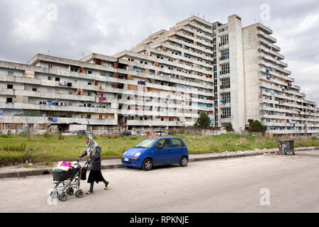 Uno dei blocchi di appartamenti noto come le vele di Scampia a nord di Napoli. La zona ha una cattiva reputazione collegato alla camorra. Foto Stock