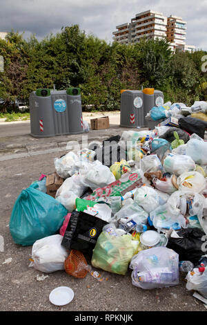 Garbage in corrispondenza di uno dei blocchi di appartamenti noto come le vele di Scampia a nord di Napoli. La zona ha una cattiva reputazione collegato alla camorra. Foto Stock