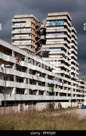 Uno dei blocchi di appartamenti noto come le vele di Scampia a nord di Napoli. La zona ha una cattiva reputazione collegato alla camorra. Foto Stock