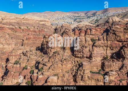 Montagne visto da un percorso sopra Petra città storica del Regno Nabatean in Giordania Foto Stock