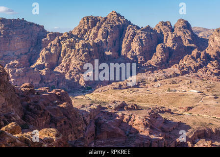 Montagne visto da un percorso sopra Petra città storica del Regno Nabatean in Giordania Foto Stock