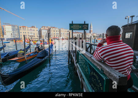Venezia, Italia - 17 febbraio: un gondoliere guarda il carnevale regata nel febbraio 17, 2019 a Venezia, Italia. Foto Stock
