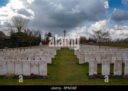 Brandhoek cimitero militare in Belgio. Capitano Noel Chavesse è qui sepolto, solo una delle tre persone a cui è stata concessa la Victoria Cross e il bar. Foto Stock