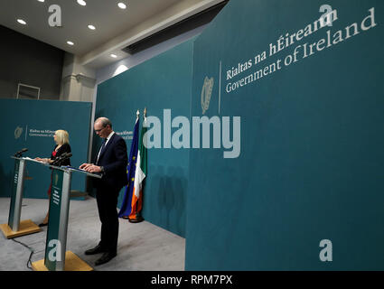 Tanaiste Simon COVENEY (a destra) e il ministro di Stato per gli affari europei Helen McEntee in occasione di una conferenza stampa per un aggiornamento sulla pubblicazione del ritiro del Regno Unito dalla Unione Europea (Disposizioni consequenziali) Bill 2019 presso gli edifici del governo di Dublino. Foto Stock