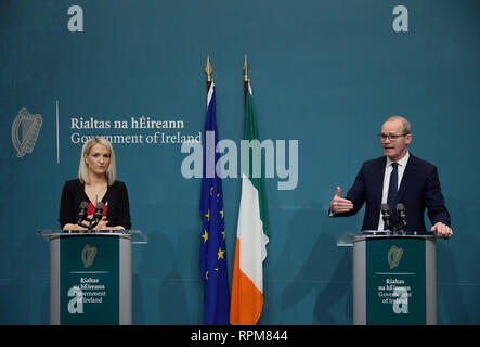 Tanaiste Simon COVENEY (a destra) e il ministro di Stato per gli affari europei Helen McEntee in occasione di una conferenza stampa per un aggiornamento sulla pubblicazione del ritiro del Regno Unito dalla Unione Europea (Disposizioni consequenziali) Bill 2019 presso gli edifici del governo di Dublino. Foto Stock