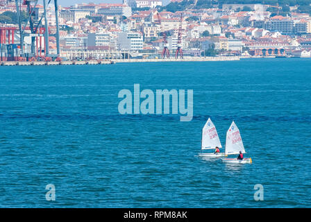 Lisbona, Portogallo - 03 Aprile 2010: barche a vela in mare blu sul paesaggio urbano. In barca a vela sulla giornata di sole. Mare campionato di vela. Regata e yacht della vela sportiva. Viaggia in acqua con l'avventura. Foto Stock