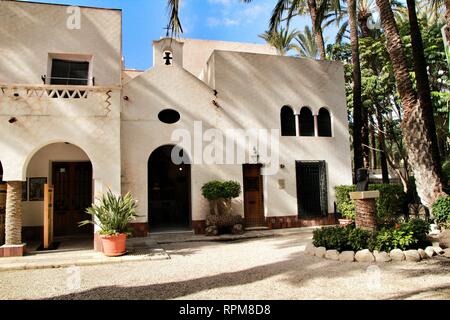 Elche, Alicante, Spagna - 14 Febbraio 2019: Vecchia casa con eremo in Huerto del Cura giardino in inverno Foto Stock