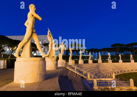 Roma - stadio dei Marmi al Foro Italico di notte. Il complesso sportivo precedentemente noto come il foro Mussolini fu costruita in epoca fascista. Foto Stock