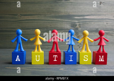 Bambola design per bambini con autismo parola su sfondo di legno Foto Stock