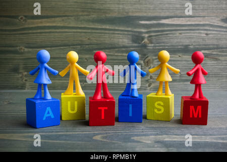 Bambola design per bambini con autismo parola su sfondo di legno Foto Stock