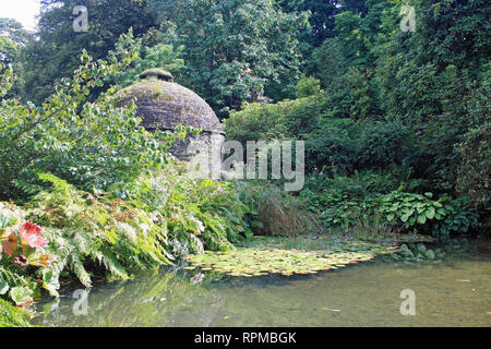 Dovecot da piscina a Cotehele House e giardini, valle Tamar Cornovaglia Foto Stock