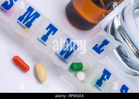 Scatola di pillole settimanali con i farmaci, immagine concettuale, composizione orizzontale Foto Stock