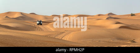 Vintage open top 4x4 SUV nel deserto in Dubai Emirati Arabi Uniti Foto Stock