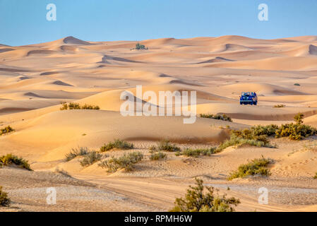 Vintage open top 4x4 SUV nel deserto in Dubai Emirati Arabi Uniti Foto Stock