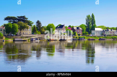 Vista mozzafiato sul sorprendente piccola città di Saumur, Francia. Molte case grigie vicino al fiume Loira, un sacco di alberi verdi, una fila di barche colorate. Calda primavera m Foto Stock