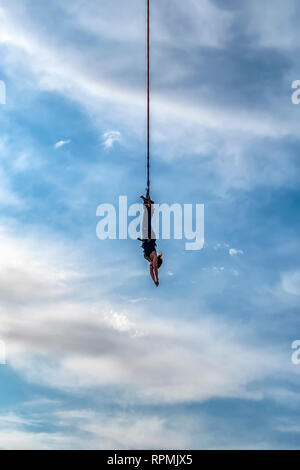 Una femmina di sport d'azione amanti del brivido che salta da un bungee piattaforma. Foto Stock