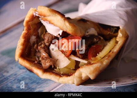 Gyro pita su una piastra Foto Stock