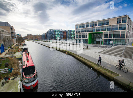 Il nuovo Boroughmuir High School che si affaccia sul canale di unione di Edimburgo. Foto Stock