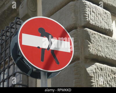 Divertente guidare in vietato segno di avvertimento, difficile da trasportare uomo peso pesante Foto Stock