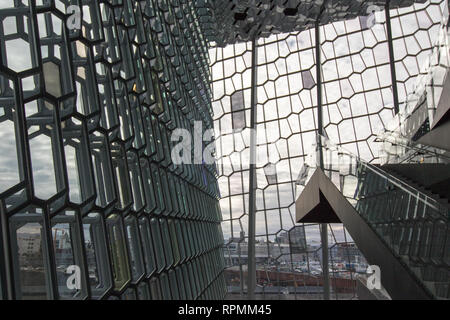 Una scala interna di Harpa a Reykjavik, Islanda Foto Stock