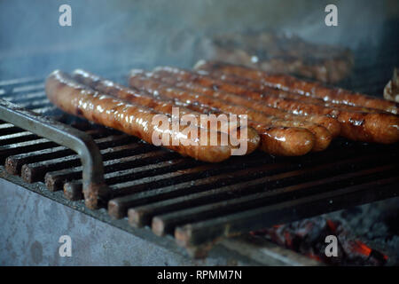 Salsicce alla griglia. Close up di salsicce alla griglia. Foto Stock