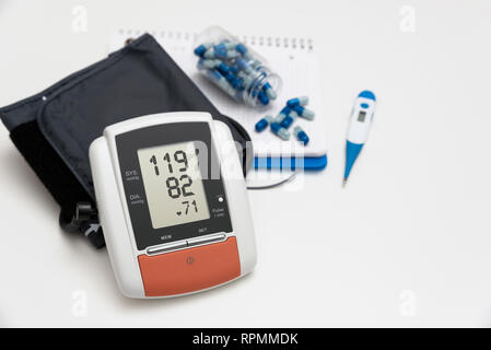 Sfigmomanometro digitale su sfondo bianco Foto Stock