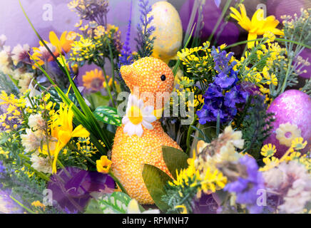 Disposizione di pasqua con anatra, uova e fiori Foto Stock