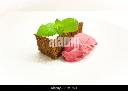 Brownie al cioccolato con mirtillo gelati su sfondo bianco Foto Stock