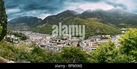 Andorra, il Principato delle valli di Andorra - 15 Maggio 2018: Superiore Vista panoramica del paesaggio urbano nella stagione estiva. Città in montagne dei Pirenei. Foto Stock