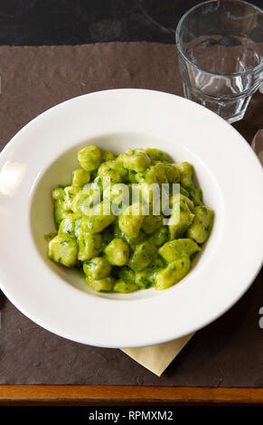 Gnocchi al pesto, una tradizionale ricetta Genovese, è uno dei piatti in offerta presso il ristorante Genovese a Genova. Foto Stock