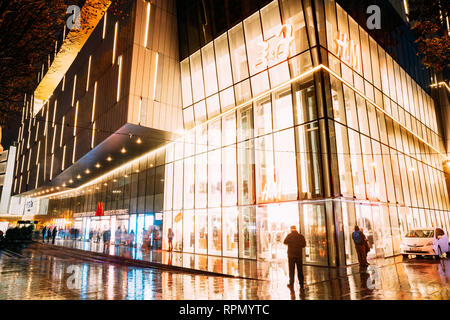 Tbilisi, Georgia - 22 Novembre 2018: vista notturna del centro commerciale Galleria Tbilisi nella Piazza della Liberta' Stazione della metropolitana Foto Stock