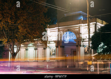 Tbilisi, Georgia - 22 Novembre 2018: vista notturna della National Gallery di Rustaveli Avenue Foto Stock