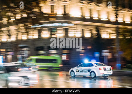 Tbilisi, Georgia - 22 Novembre 2018: Polizia Stradale Skoda Octavia auto in rapido movimento in strada di città Foto Stock