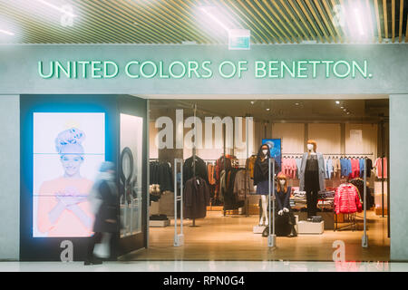 Tbilisi, Georgia - 22 Novembre 2018: Donna camminare nei pressi di United Colors Of Benetton Store nel Centro Commerciale Galleria Tbilisi Foto Stock