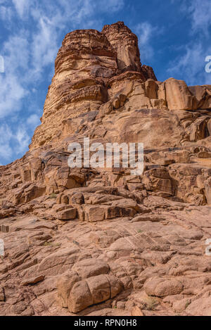 Rocce intorno Lawrence molla nel Wadi Rum valle chiamato anche Valle della Luna in Giordania Foto Stock