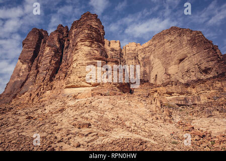 Montagna con Lawrence molla nel Wadi Rum valle chiamato anche Valle della Luna in Giordania Foto Stock