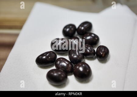 Arachidi in glassa di cioccolato prodotte dalla fabbrica Roshen possedute da Ucraina del quinto Presidente Petro Poroshenko, - un semplice e tanto desiderata trattare in Ucraina. Foto Stock