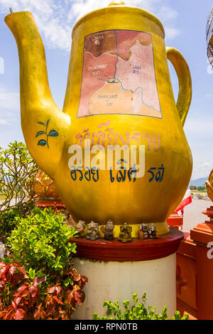 Chiang Rai, Thailandia, 31 maggio 2015 - Golden Big Buddha nel Triangolo d'oro di una famosa meta turistica su tre frontiere vicino a Chiang Rai Foto Stock