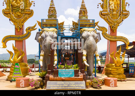Chiang Rai, Thailandia, 31 maggio 2015 - Golden Big Buddha nel Triangolo d'oro di una famosa meta turistica su tre frontiere vicino a Chiang Rai Foto Stock