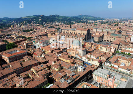 Vista aerea di Bologna dalla cima della Torre degli Asinelli Foto Stock