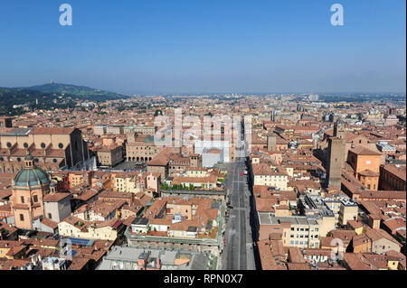 Vista aerea di Bologna dalla cima della Torre degli Asinelli Foto Stock