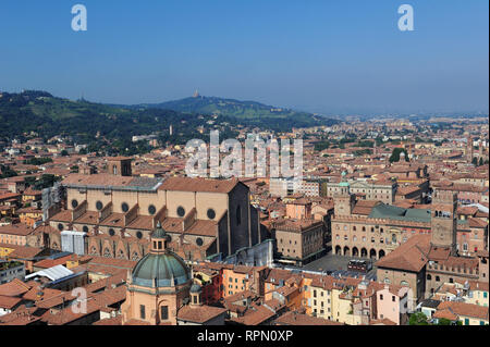 Vista aerea di Bologna dalla cima della Torre degli Asinelli Foto Stock