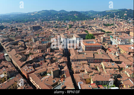 Vista aerea di Bologna dalla cima della Torre degli Asinelli Foto Stock