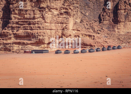 Accampamento Beduino per turisti in Wadi Rum valle chiamato anche Valle della Luna in Giordania Foto Stock