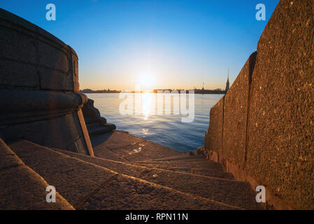 Discesa verso la Neva parapetto di granito presso il molo vista della fortezza di Pietro e Paolo di San Pietroburgo Foto Stock